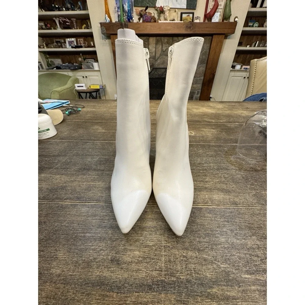 BCBGeneration Women's Cloud Dancer Kalia zipper Pointed Toe Boots Size 6.5